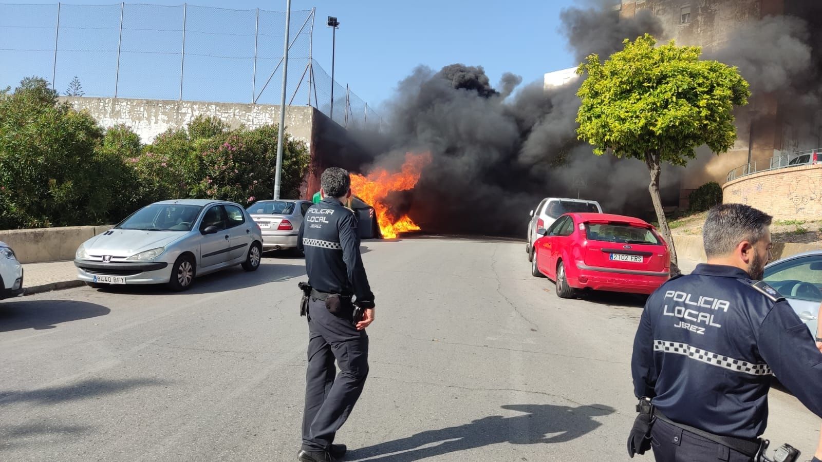 La humareda provocada por la quema de dos contenedores en Vallesequillo.