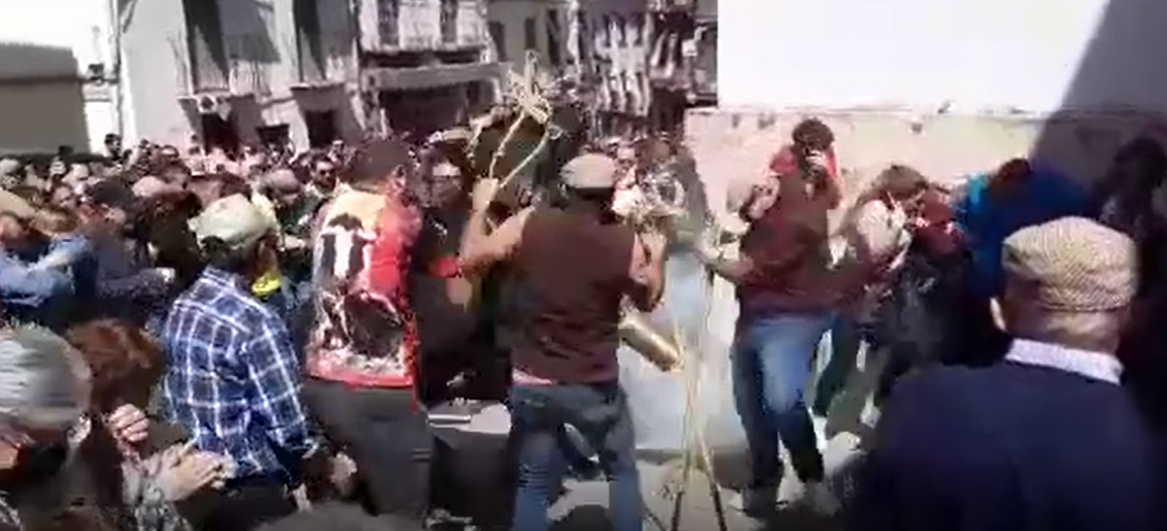 Imagen del momento en el que un explosivo estalla a los pies de los toros.