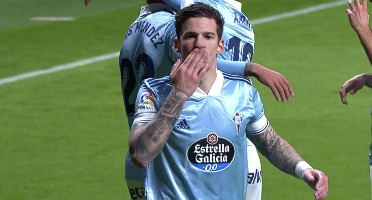 Santi Mina celebra un gol con el Celta de Vigo.