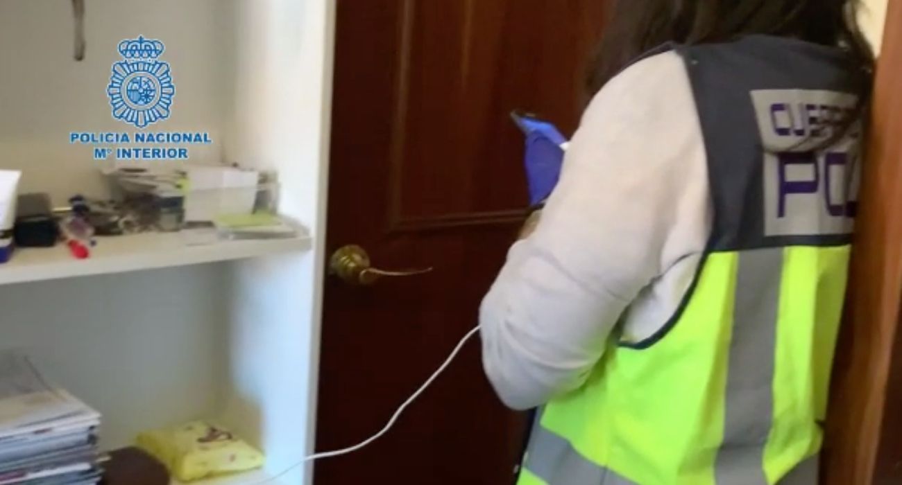 Una imagen de la operación policial. Un abuelo subía a internet los vídeos con los abusos sexuales a su nieto de 13 meses