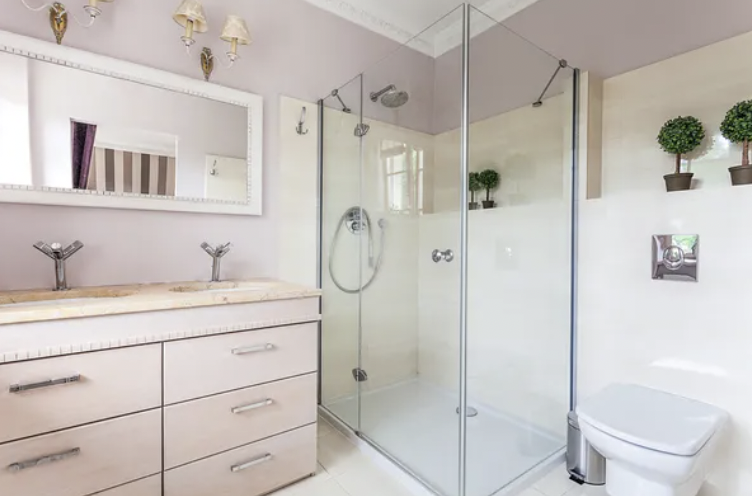 Una chica pidió ayuda a su compañero tras quedarse encerrada en el baño y recibió una respuesta inesperada.