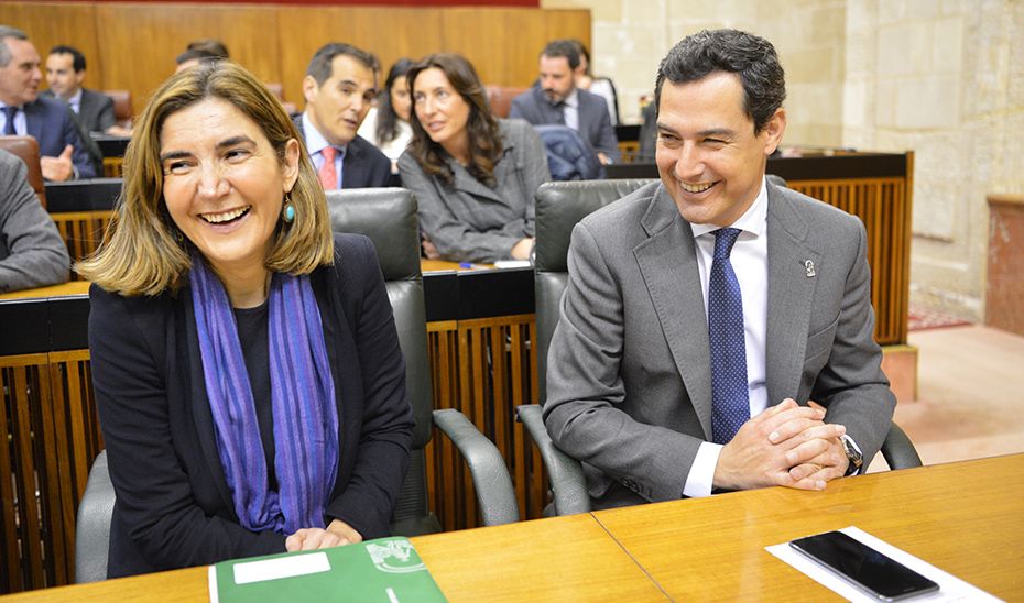 La consejera Rocío Blanco y el presidente de la Junta, Juanma Moreno, en el Parlamento, en una imagen de archivo