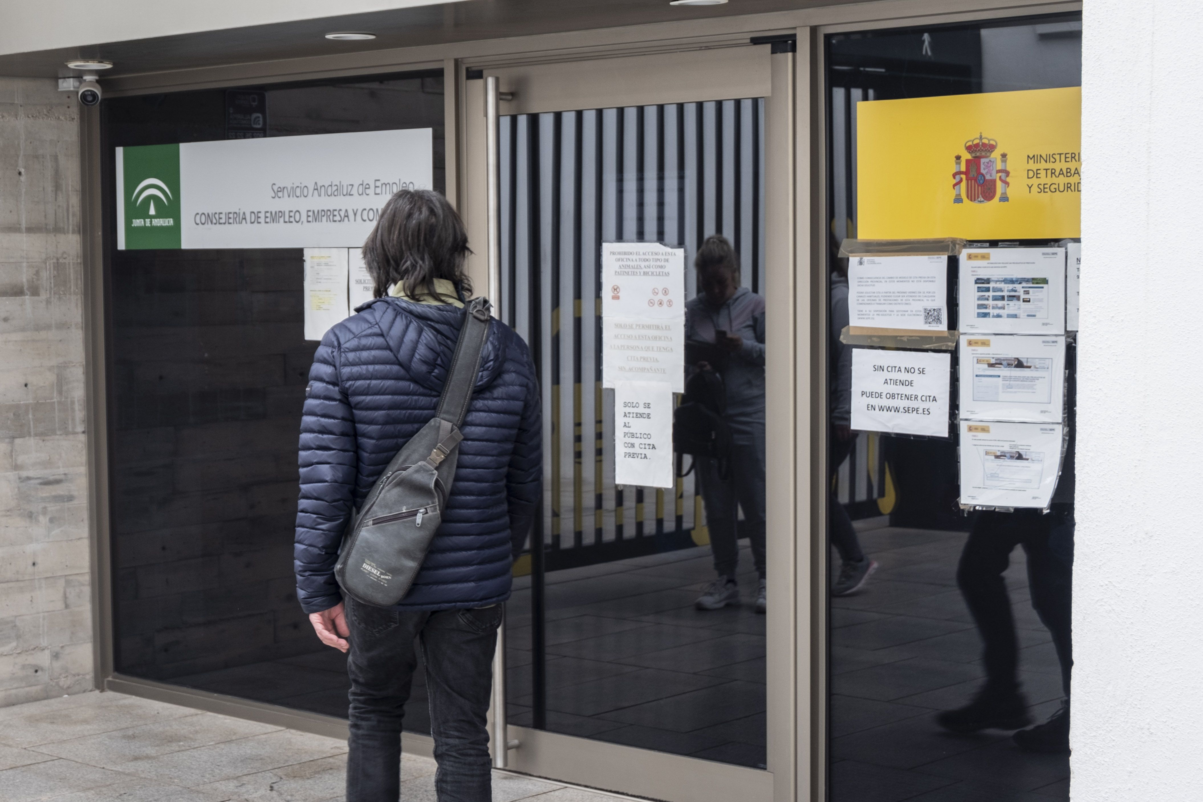 Los desempleados cobrarán 100 euros más de media al mes. En la imagen, el acceso a una oficina de empleo.