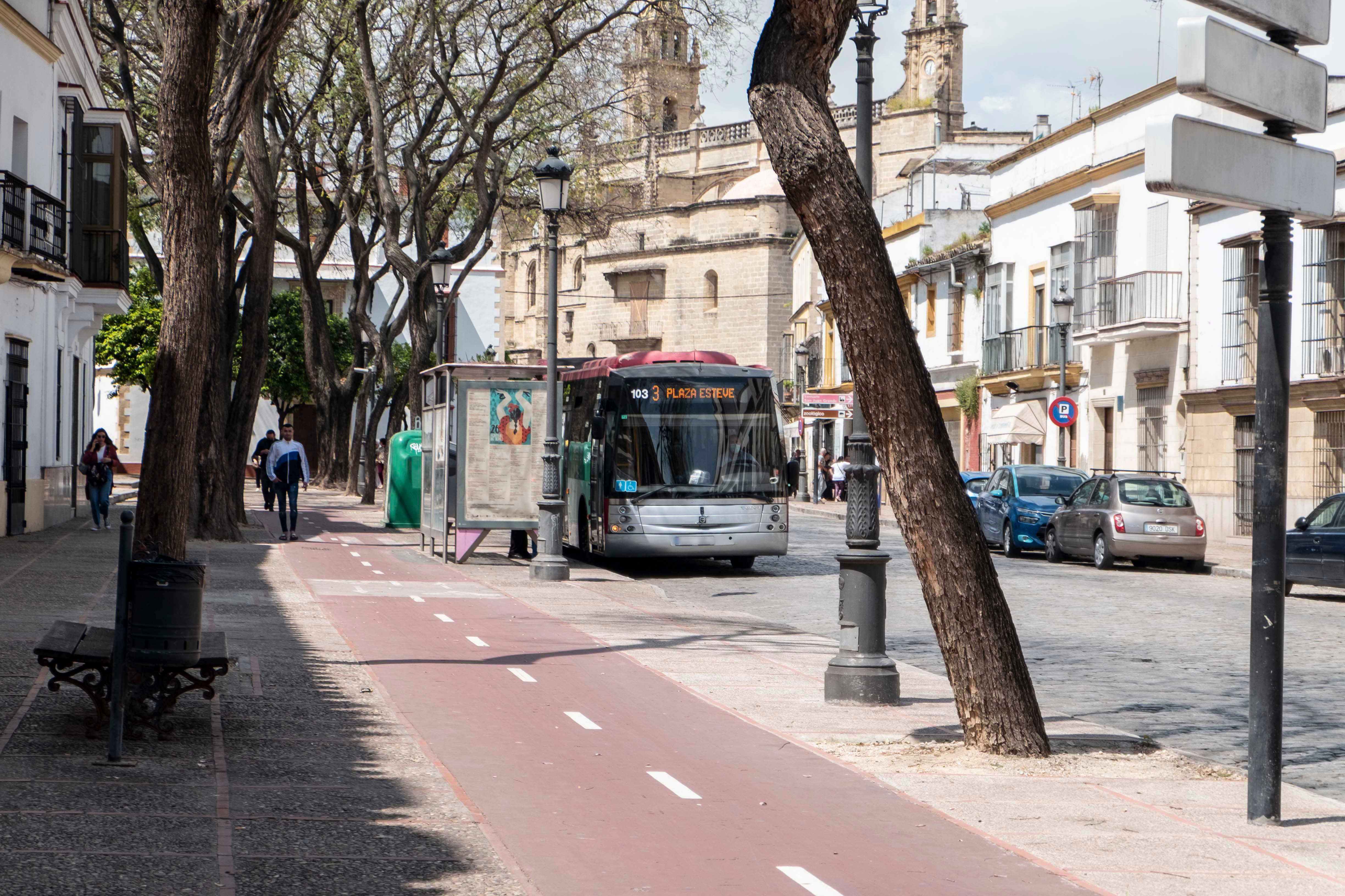 Un autobús de Jerez, en una parada en calle Ancha, en una imagen reciente.