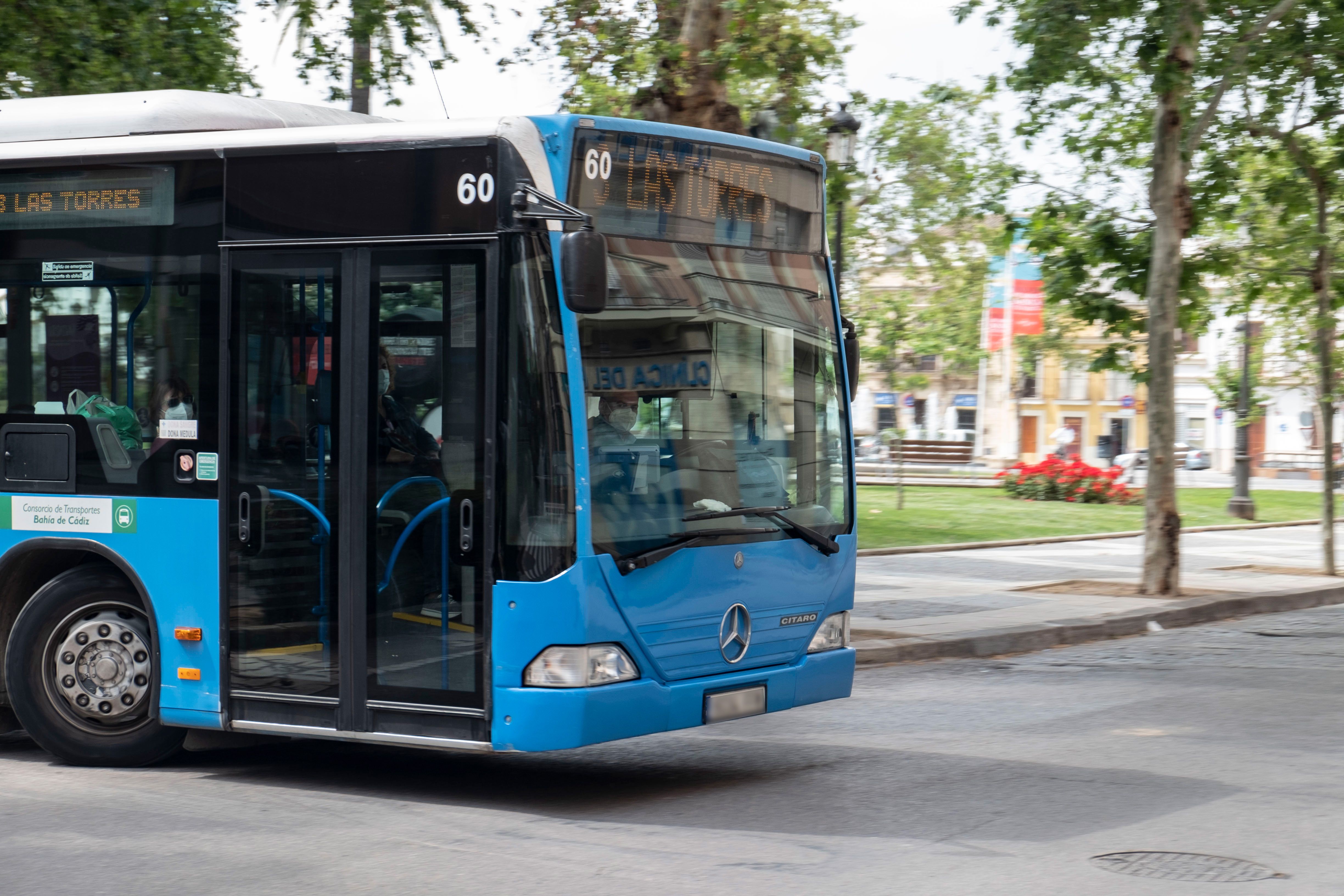 En la imagen, bus urbano de los importados de Madrid circulando por el centro de Jerez. 