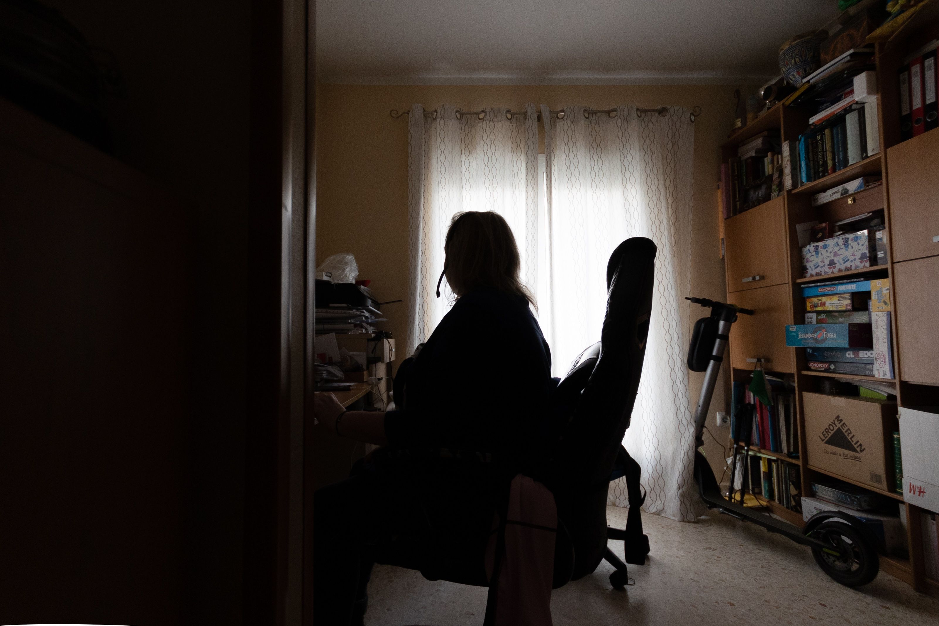 S.M., teleoperadora, en su despacho, donde teletrabaja desde hace dos años.