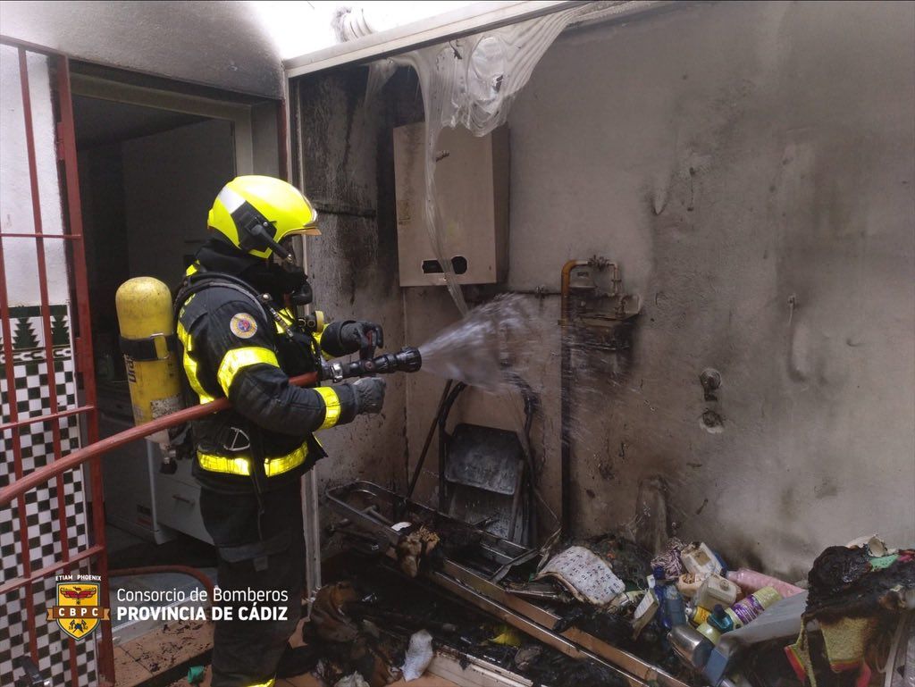 Bomberos apagan el incendio en el trastero de una vivienda en Jerez.