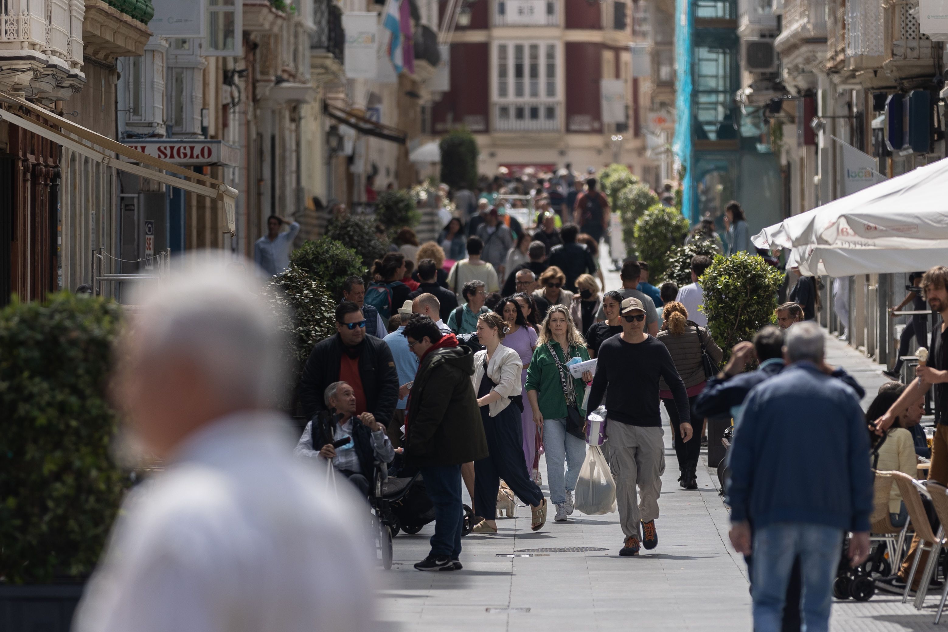 Cádiz, en una imagen de archivo, atestada de turistas.