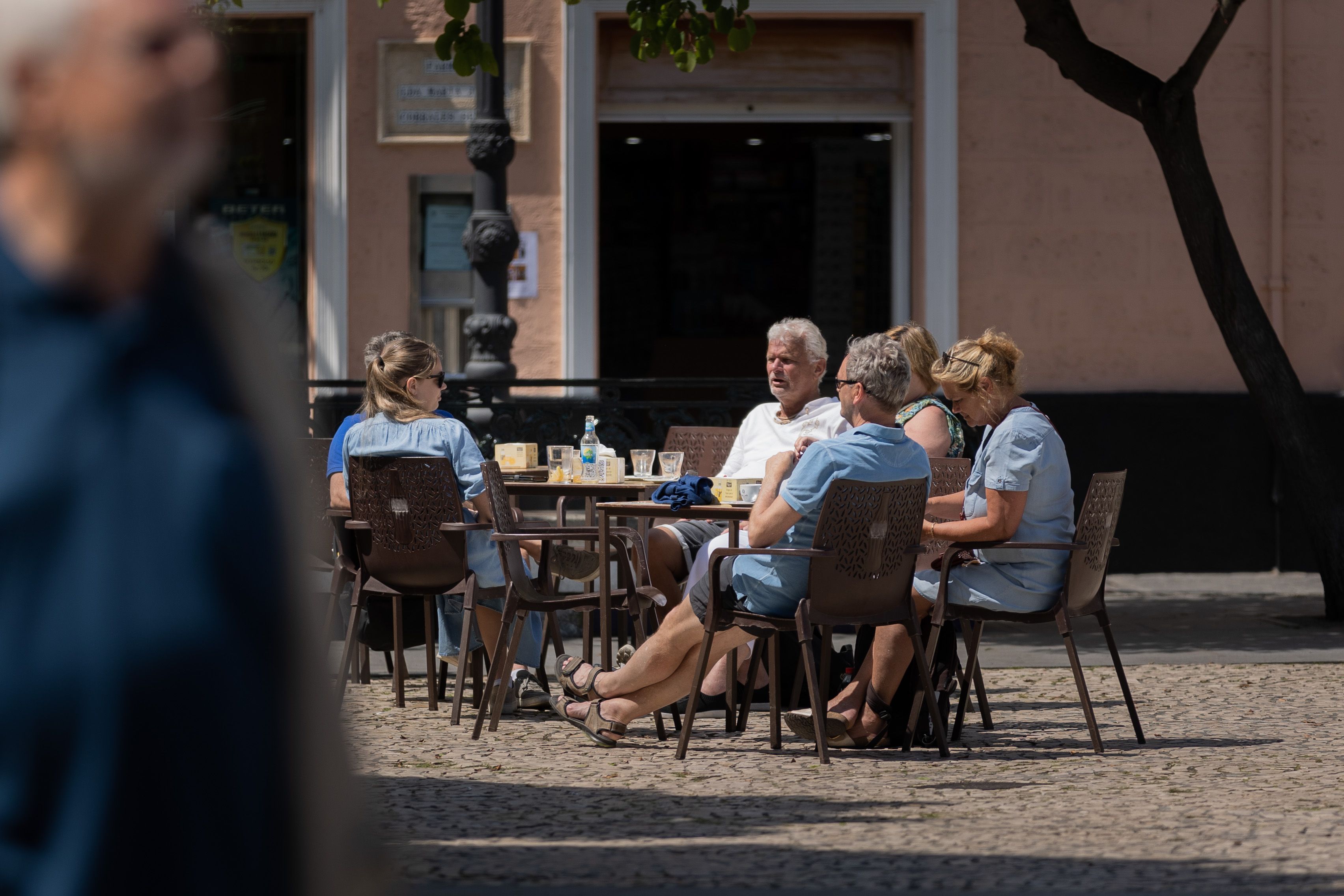 Imagen de archivo de una terraza en Cádiz. Horeca vuelve a atacar al Ayuntamiento de Cádiz.