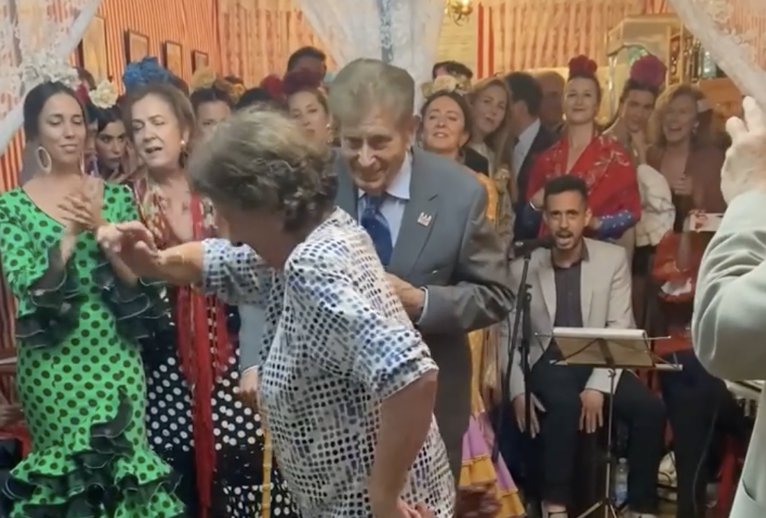 Una pareja de ancianos disfruta bailando sevillanas en una caseta de la Feria de Abril en Sevilla.