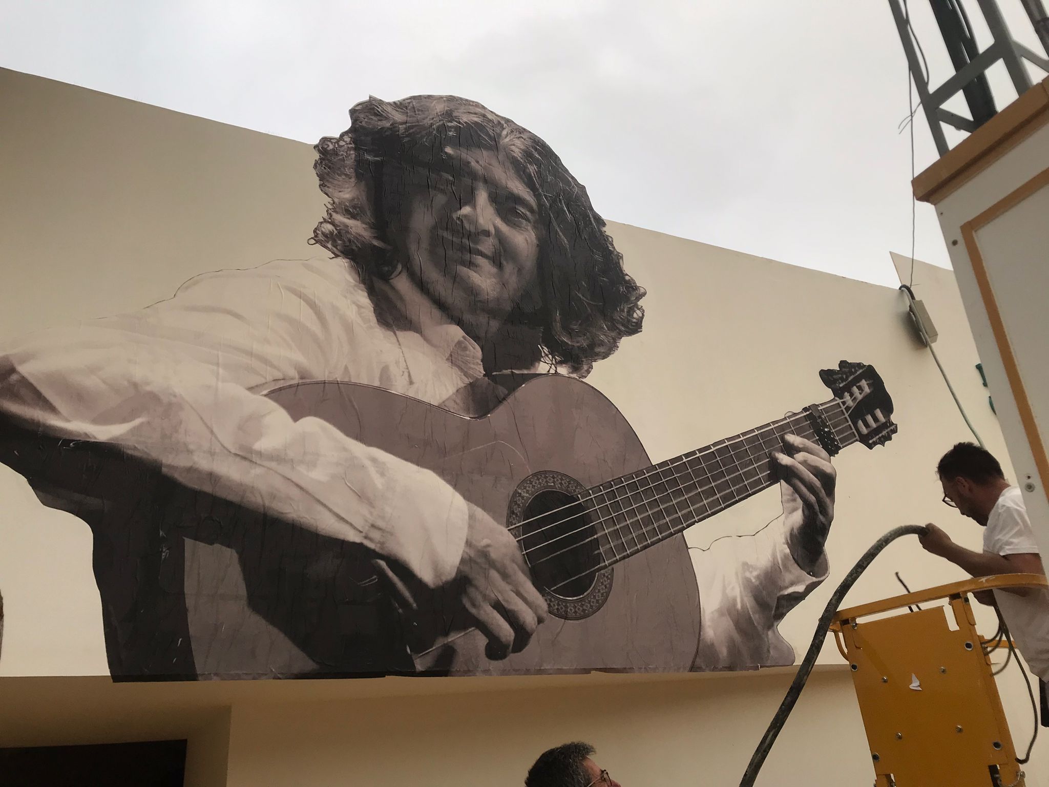¿Dónde escuchar flamenco en vivo y en directo en la Feria del Caballo? Mural de Moraíto en la caseta de la peña Buena Gente.