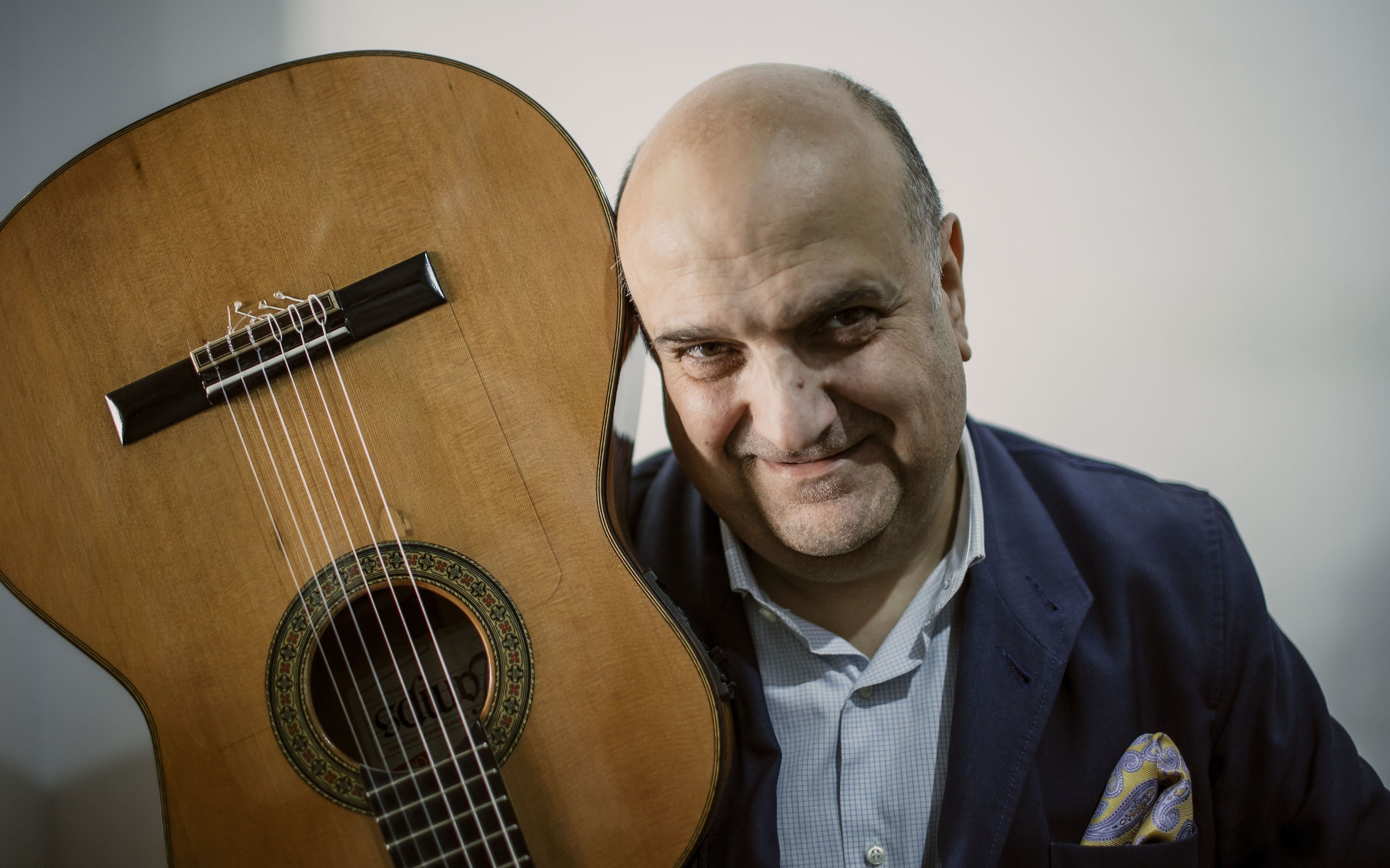 El Rocío, más cerca: este viernes 'Lupi' pregona la romería de Jerez. El pregonero y su guitarra, inseparables.