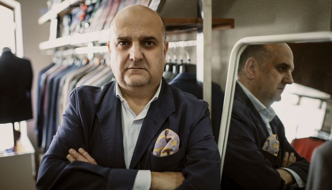 El pregonero del Rocío en su establecimiento.    ESTEBAN