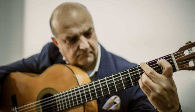 José Ángel Lupión concentrado en el toque.    ESTEBAN