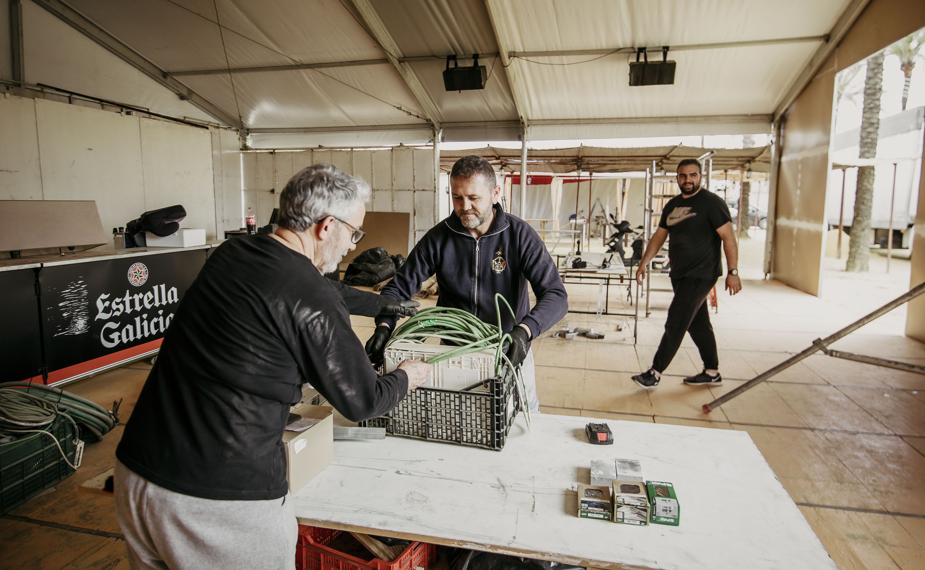 Trajín de cables y herramientas en la caseta de Las Viñas, en la previa de la pasada Feria del Caballo.