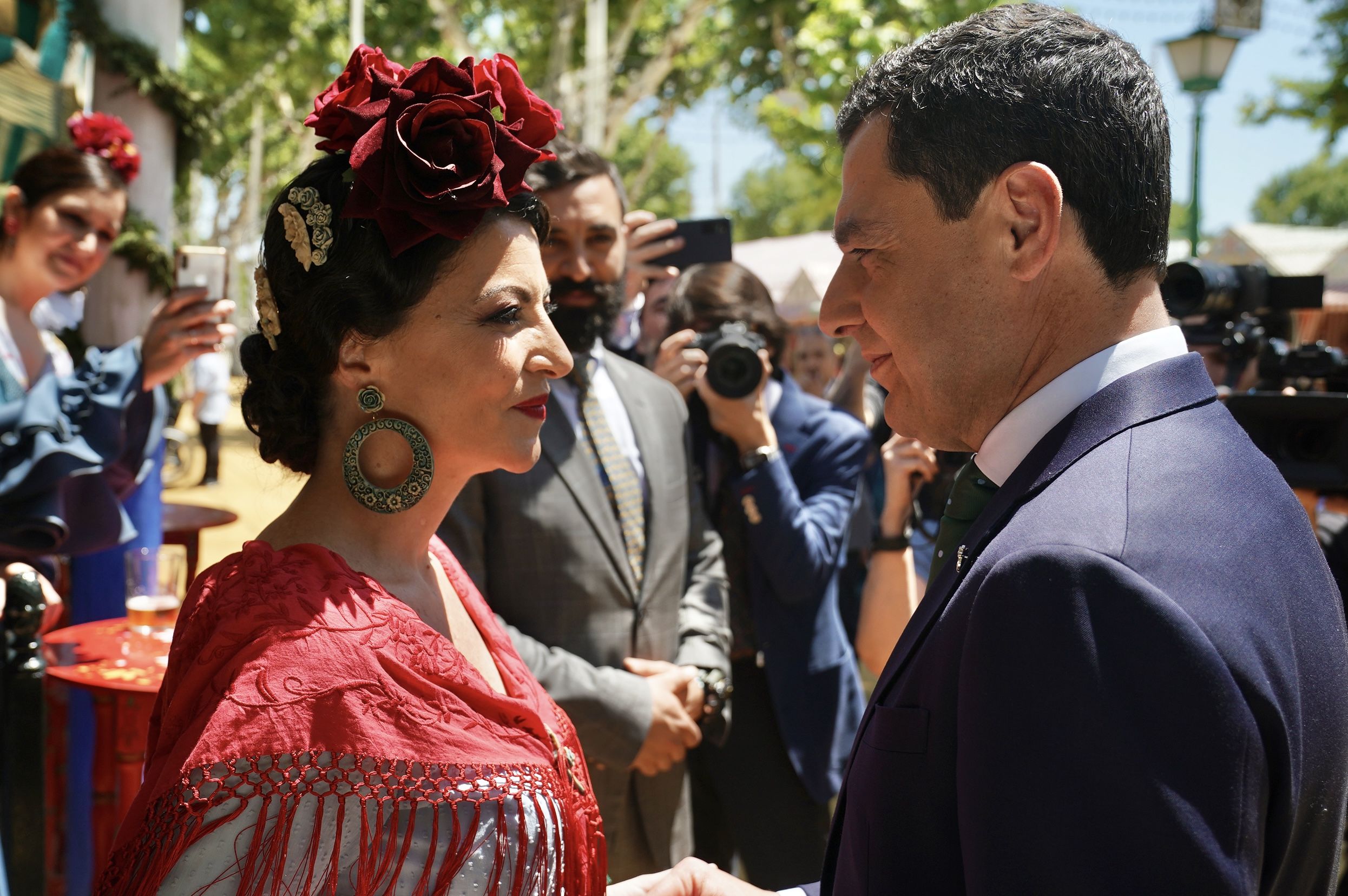 Juan Manuel Moreno, cara a cara con Macarena Olona en la pasada Feria de Abril.