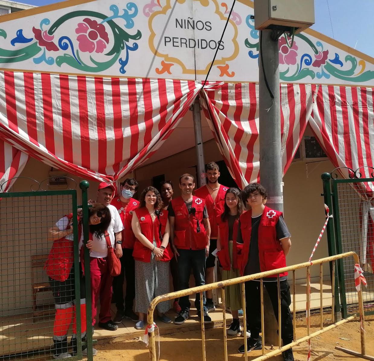 Voluntarios y voluntarias de Cruz Roja Juventud en la caseta de Niños Perdidos de la Feria de Sevilla.