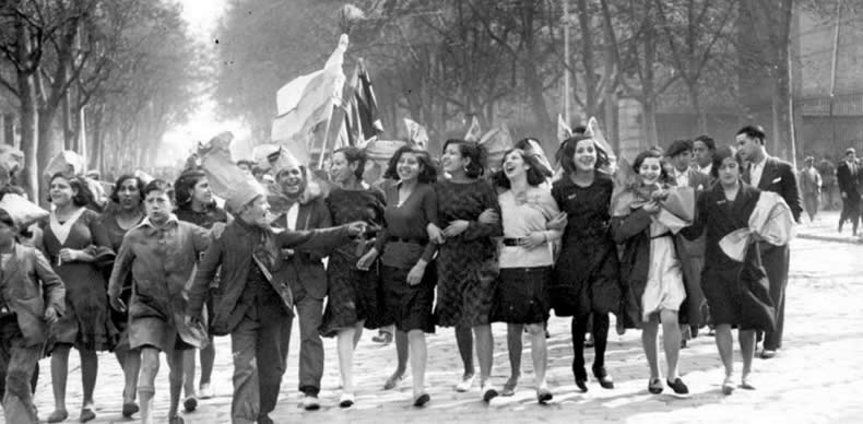 Un grupo de mujeres durante la proclamación de la II República.