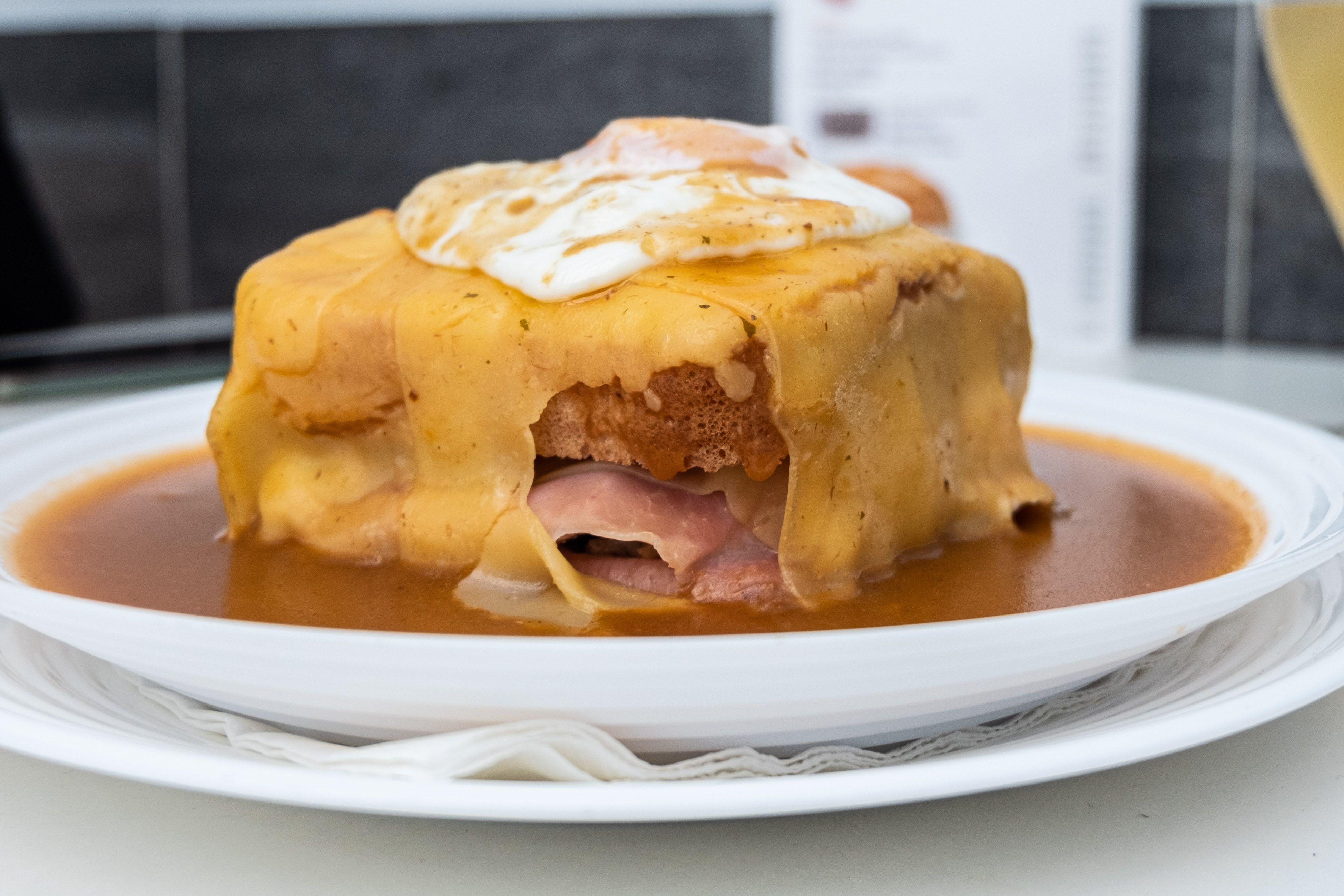 La típica francesinha, versión Casa Lusa en la Porvera de Jerez.