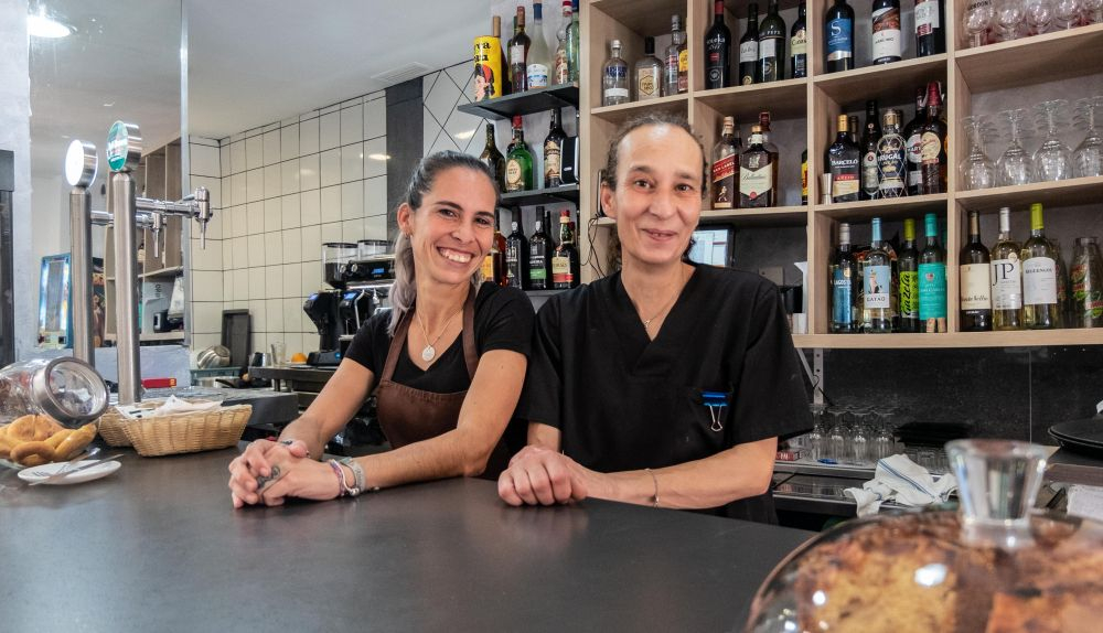 Claudia Coelho (derecha) y Gloria Nieto (izquierda), cocinera y camarera del bar portugués Casa Lusa.