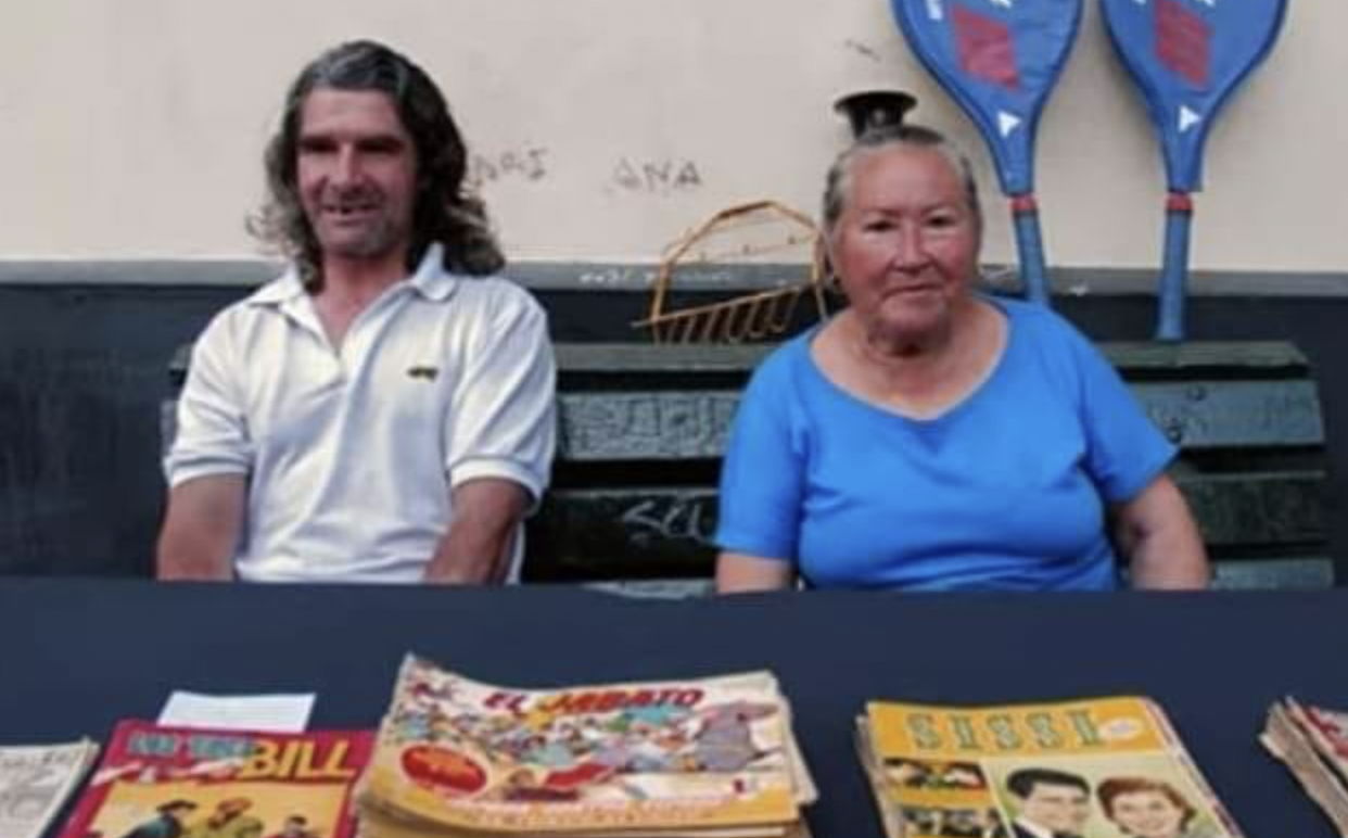 Antonio junto a su madre Manuela en los puestos del baratillo de Cádiz.