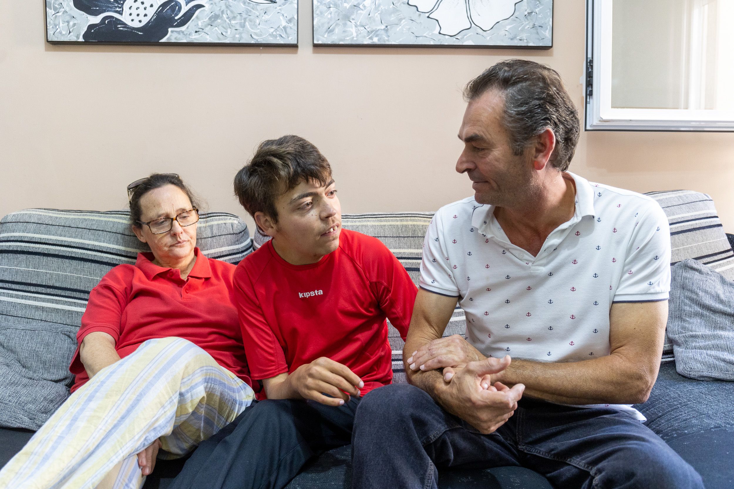 El joven Marcos Carribero, junto a sus padres. El joven Marcos Carribero, junto a sus padres.