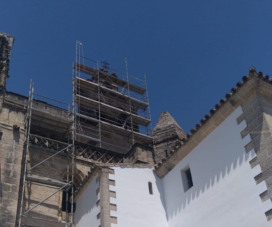 Los andamios ya instalados cubriendo la espadaña. 