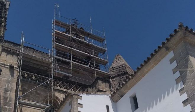 Imagen retrospectiva de ,lo inicio de las obras con los andamios instalados cubriendo la espadaña.     MANU GARCÍA