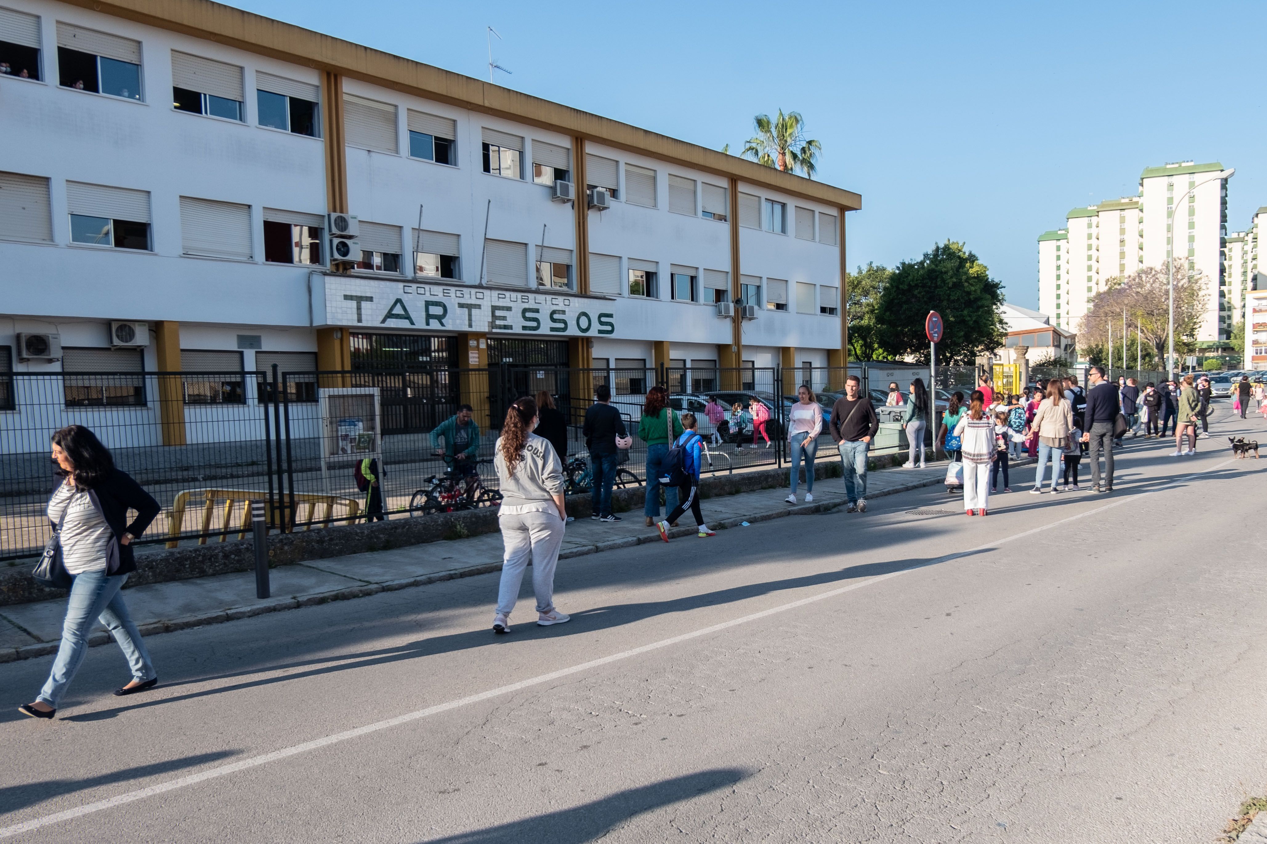 El alumnado del CEIP Tartessos, accediendo al centro sin tráfico, en una pasada acción de sensibilización en el centro público de Jerez.