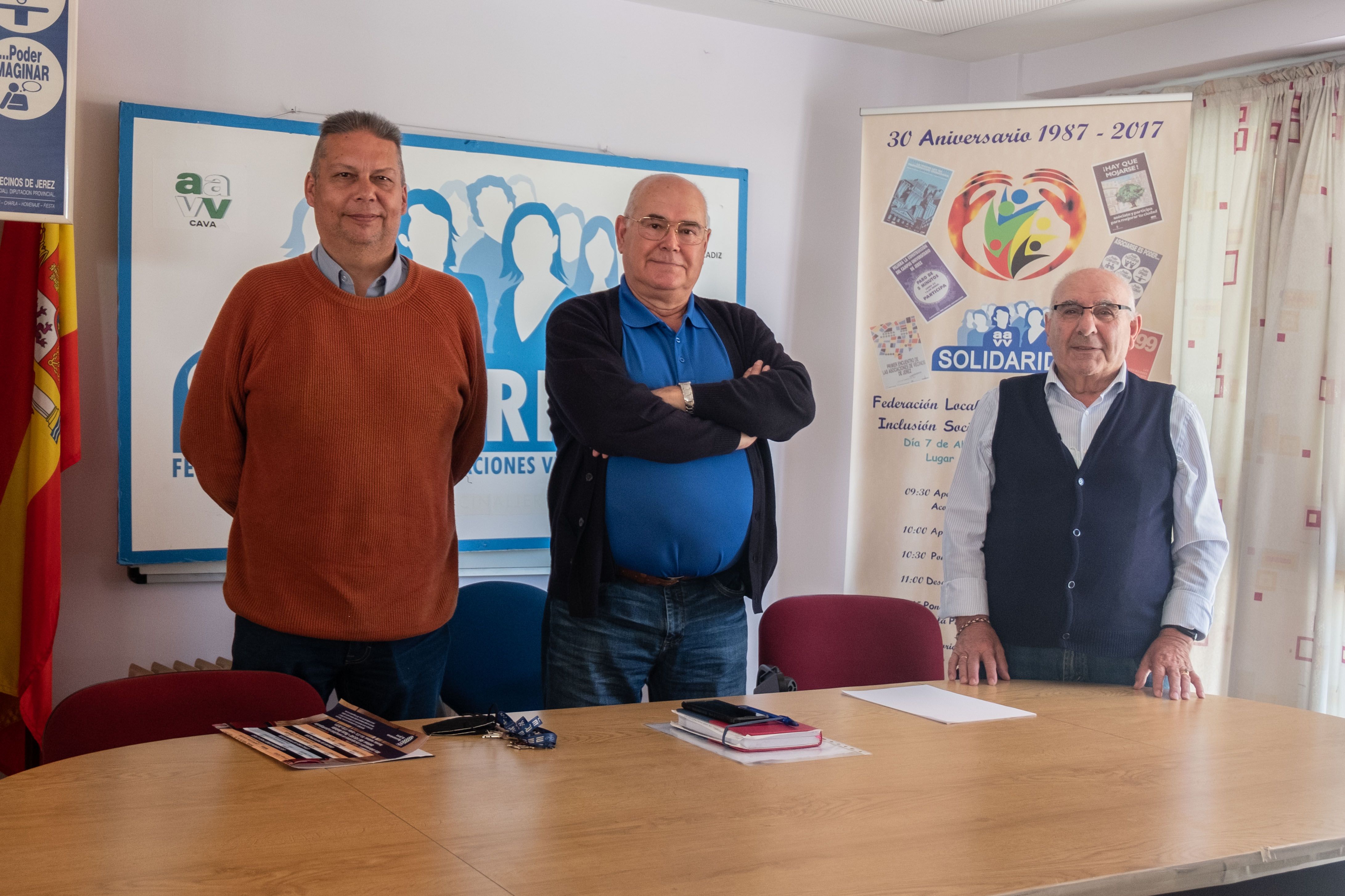 De izquierda a derecha, Pedro García, Manuel Cazorla y Pedro Garrido, en la sede de Solidaridad.