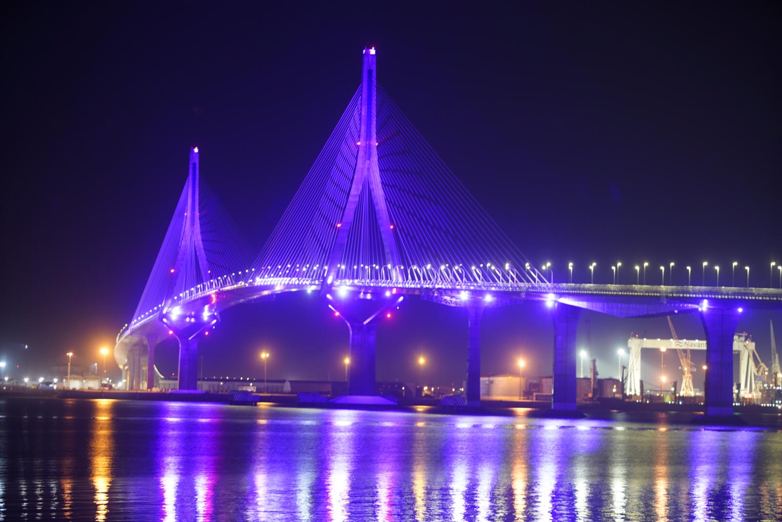 Puente de La Pepa, en Cádiz, iluminado por el 8M. FOTO: JUAN CARLOS TORO