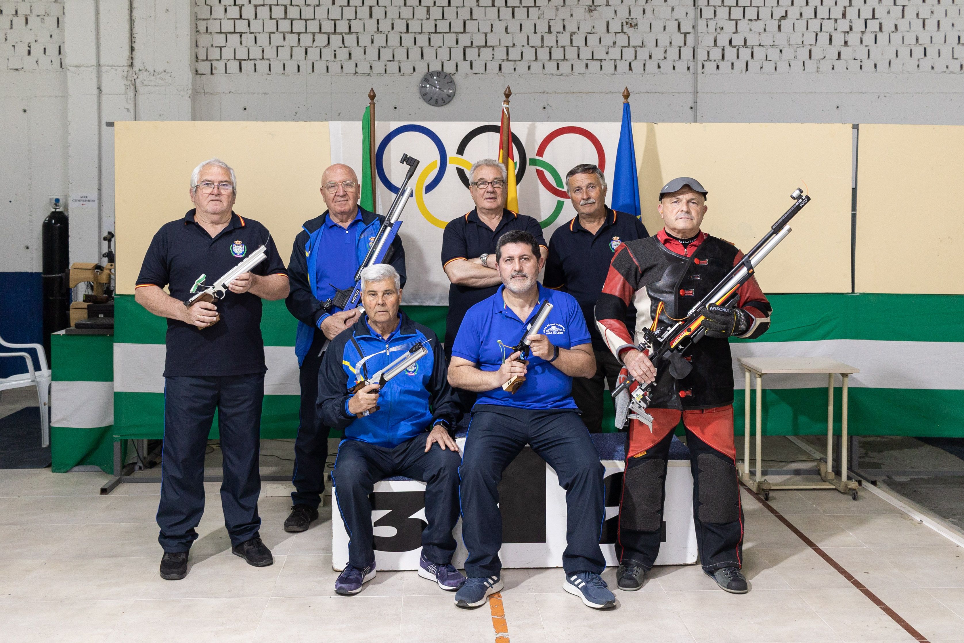 Varios socios del club de tiro olímpico Isla de León en San Fernando.