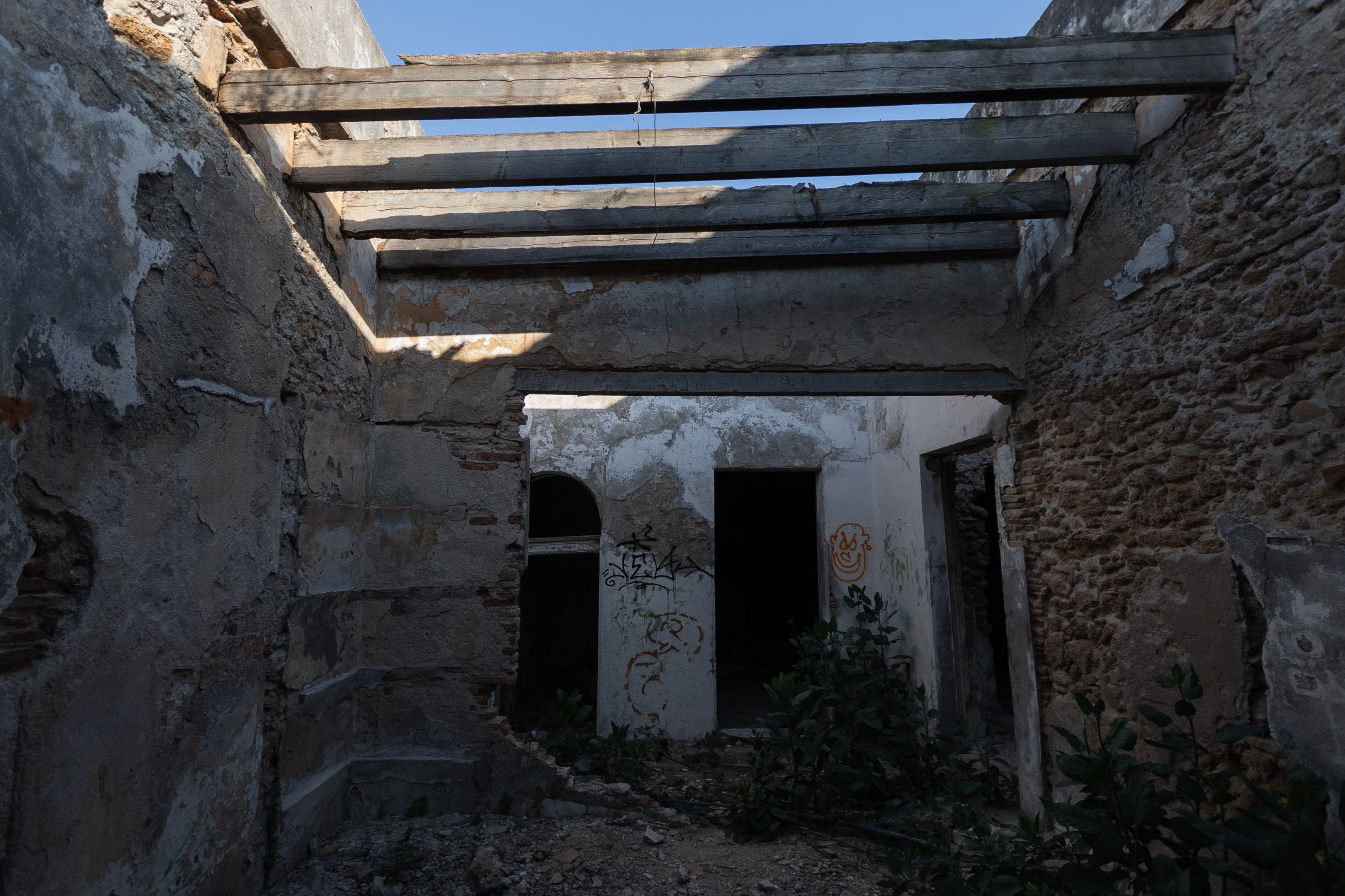 Interior de la edificación salinera abandonada.