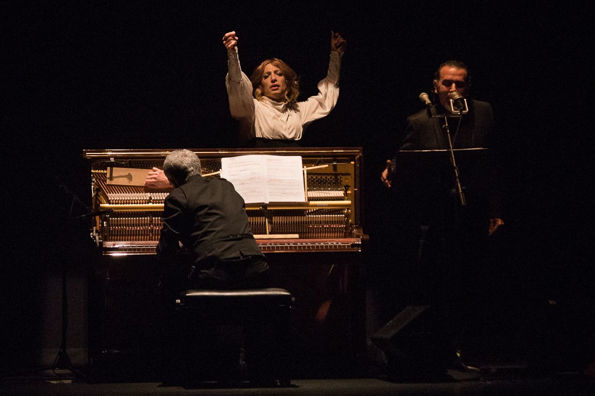 Un momento de 'El amor brujo', en versión de Galván, en el Villamarta. El teatro, la música y sus insignificantes cicatrices.   FOTO: MANU GARCÍA
