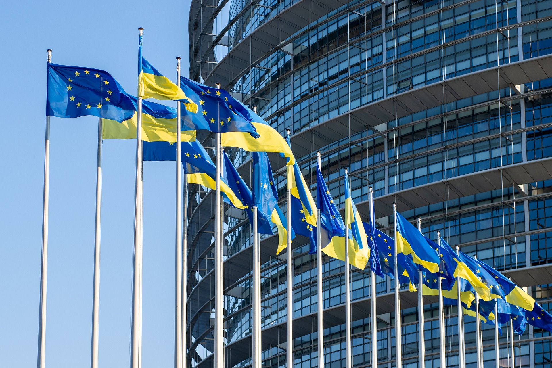 Imagen de archivo de banderas de la Unión Europea junto a la de Ucrania.