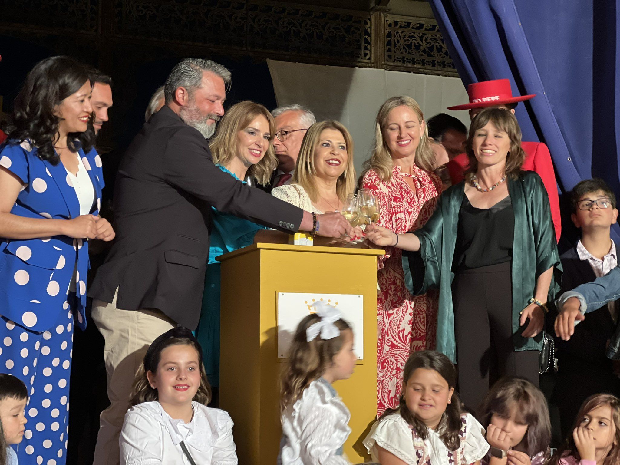 Mamen Sánchez, junto a miembros de la Corporación municipal, en el momento del encendido del alumbrado.