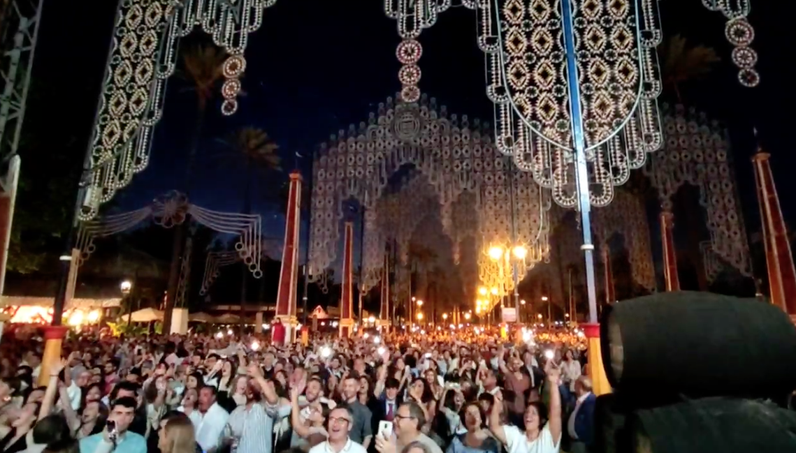 Así ha sido el espectacular encendido del alumbrado de la Feria del Caballo.   CANDELA NÚÑEZ