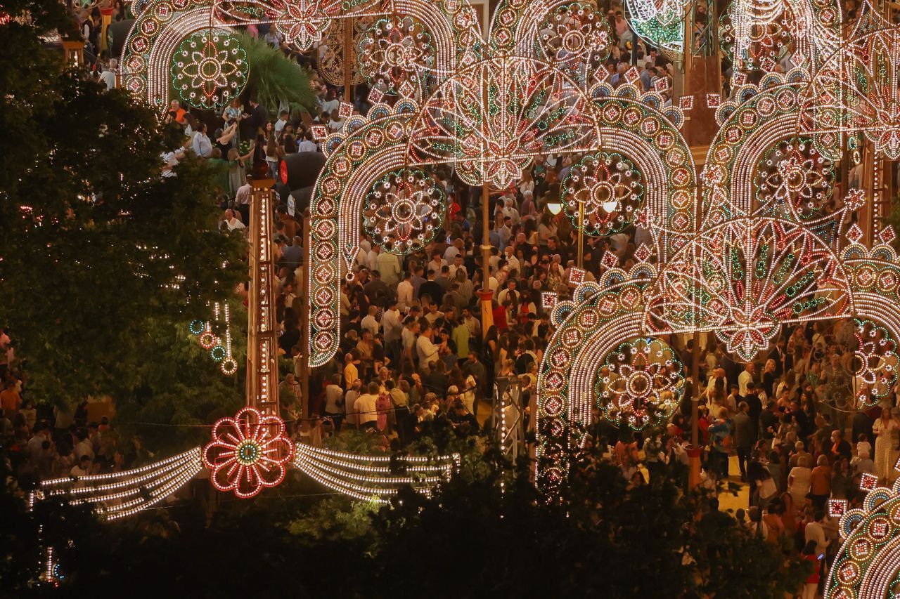 Así de espectacular luce la Feria del Caballo tras la inauguración oficial de su alumbrado.   MANU GARCÍA
