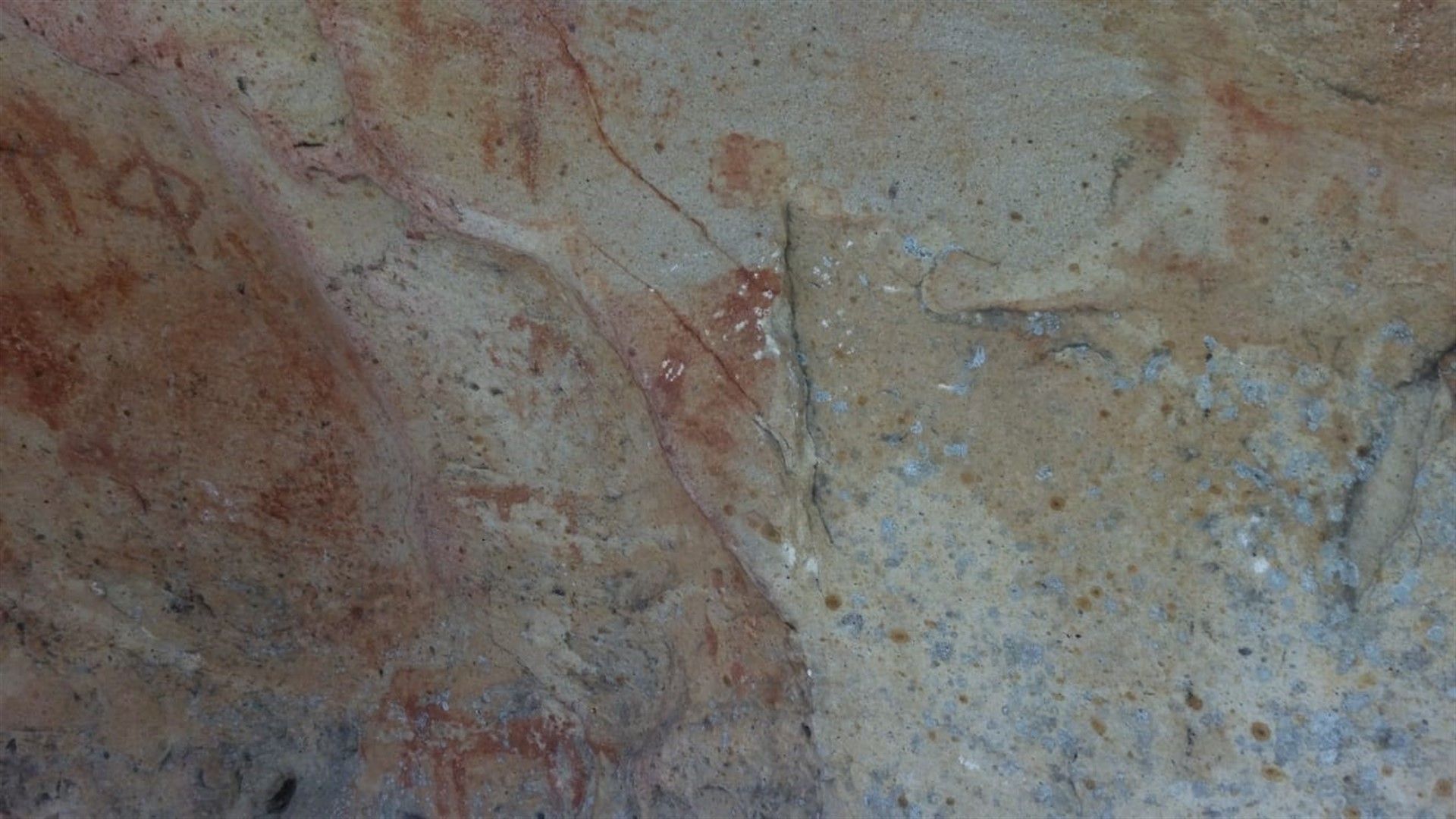 Daños en las pinturas rupestre del yacimiento de Los Barrios.