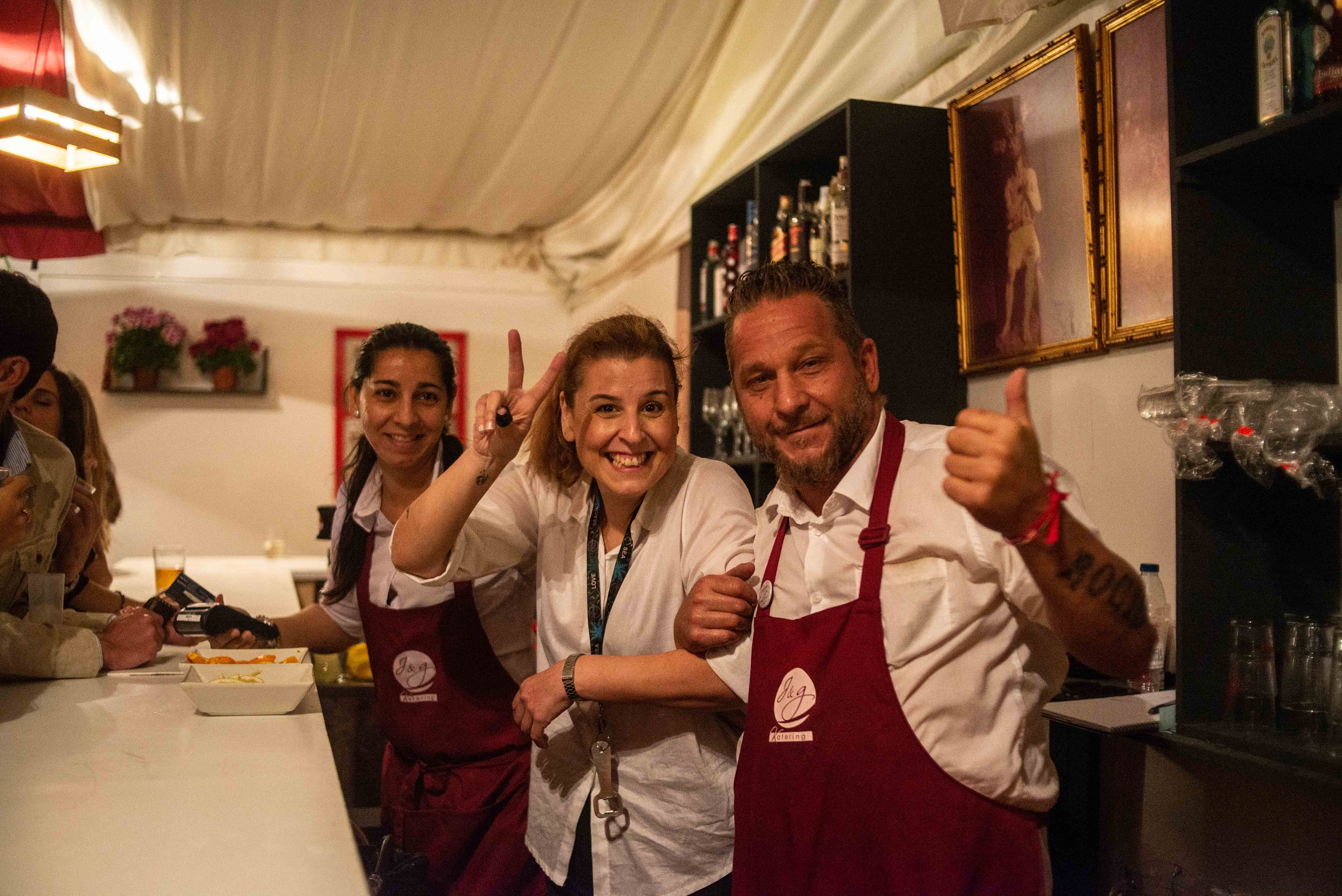 Responsables de barra de la caseta de los Judíos de San Mateo, con la cocina de Cátering Juan Gómez.