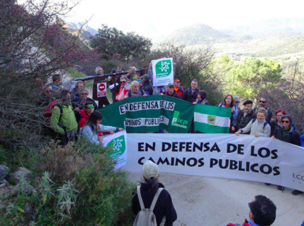La marcha regresando al Puerto del Boyar tras la negativa de los propietarios de la finca Las Albarradas. FOTO: ECOLOGISTAS EN ACCIÓN.