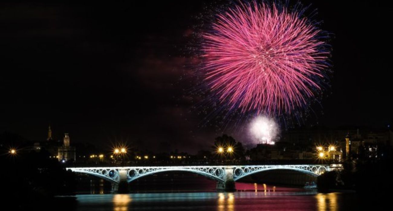 Espectacular imagen del fin de fiesta de la Feria de Abril.   AYUNTAMIENTO DE SEVILLA