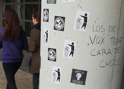 Pegatinas contra el fascismo y el patriarcado en la sede de Vox de San Fernando. FOTO: VOX SAN FERNANDO. 