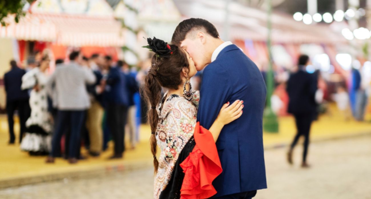 Una pareja besándose en la Feria de Abril.