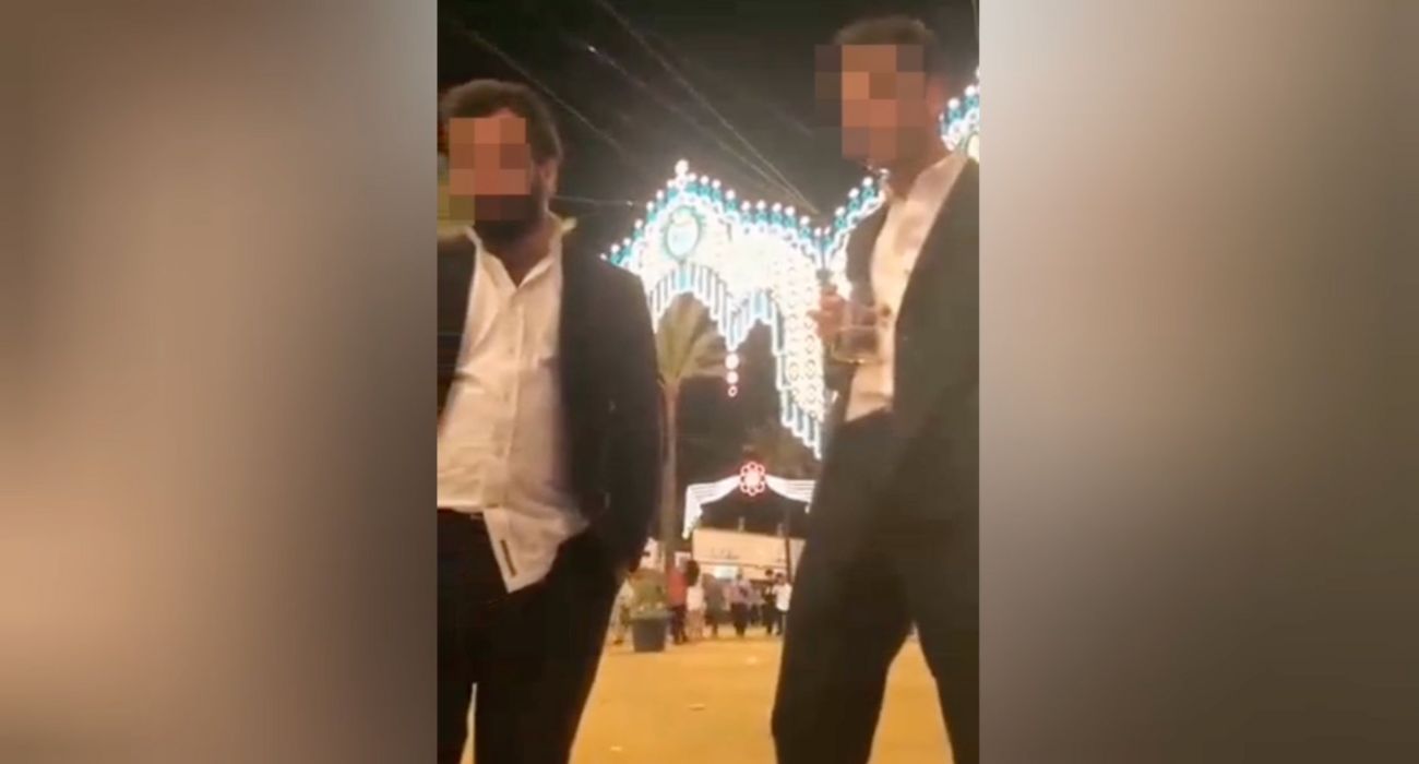 Dos hombres, en el Real del González Hontoria, intimidando a unas jóvenes.