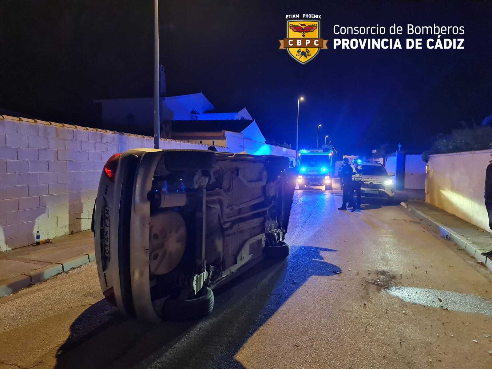 Así quedó un coche tras volcar en Chiclana.