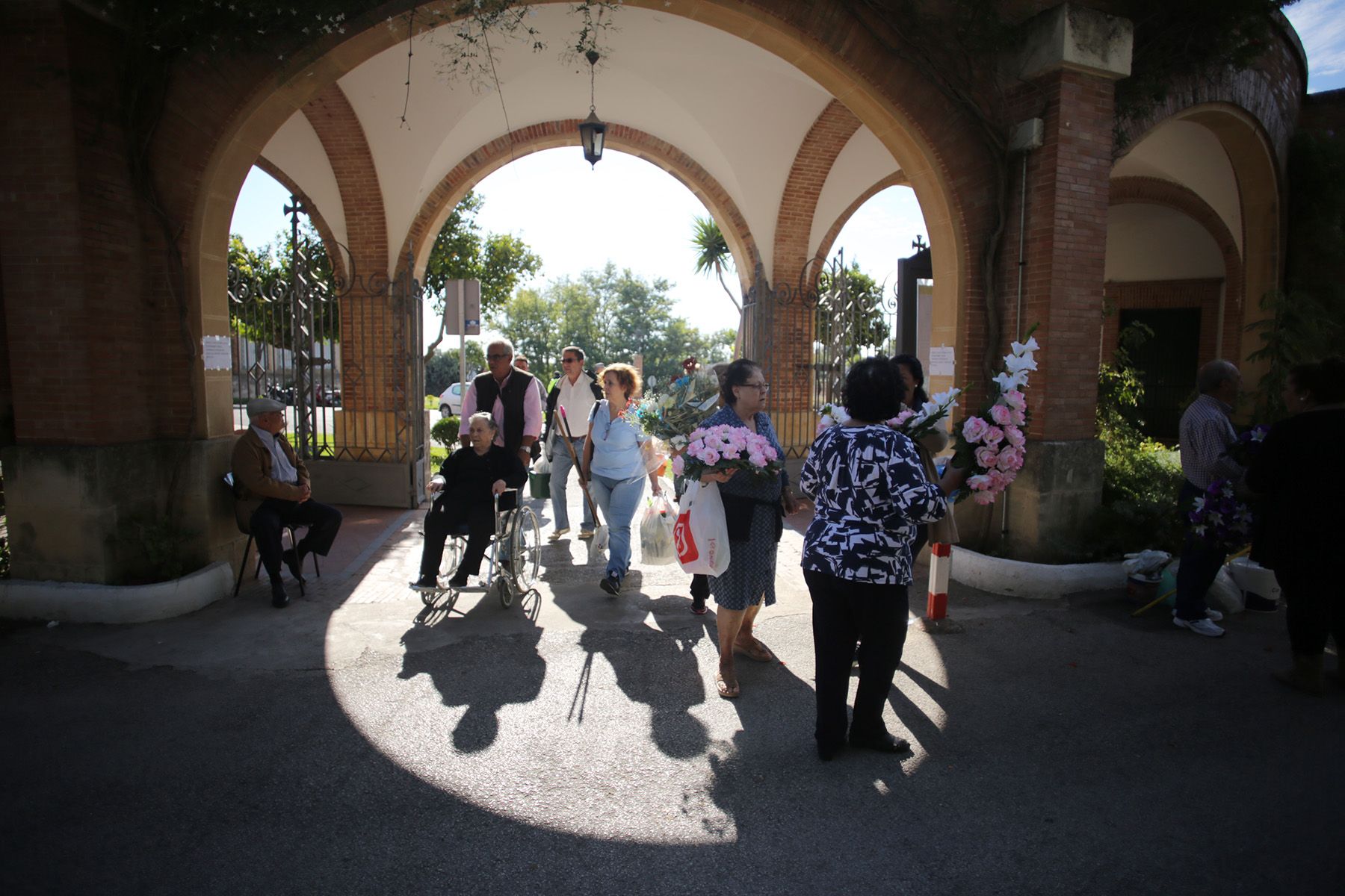 Entrada al cementerio de Nuestra Señora de la Merced, en una pasada festividad de Fieles Difuntos. FOTO: JUAN CARLOS TORO.