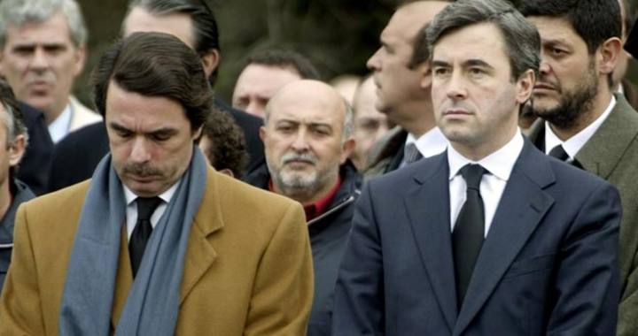 Aznar y Acebes en el minuto de silencio por los atentados del 11 de marzo. FOTO: RTVE.