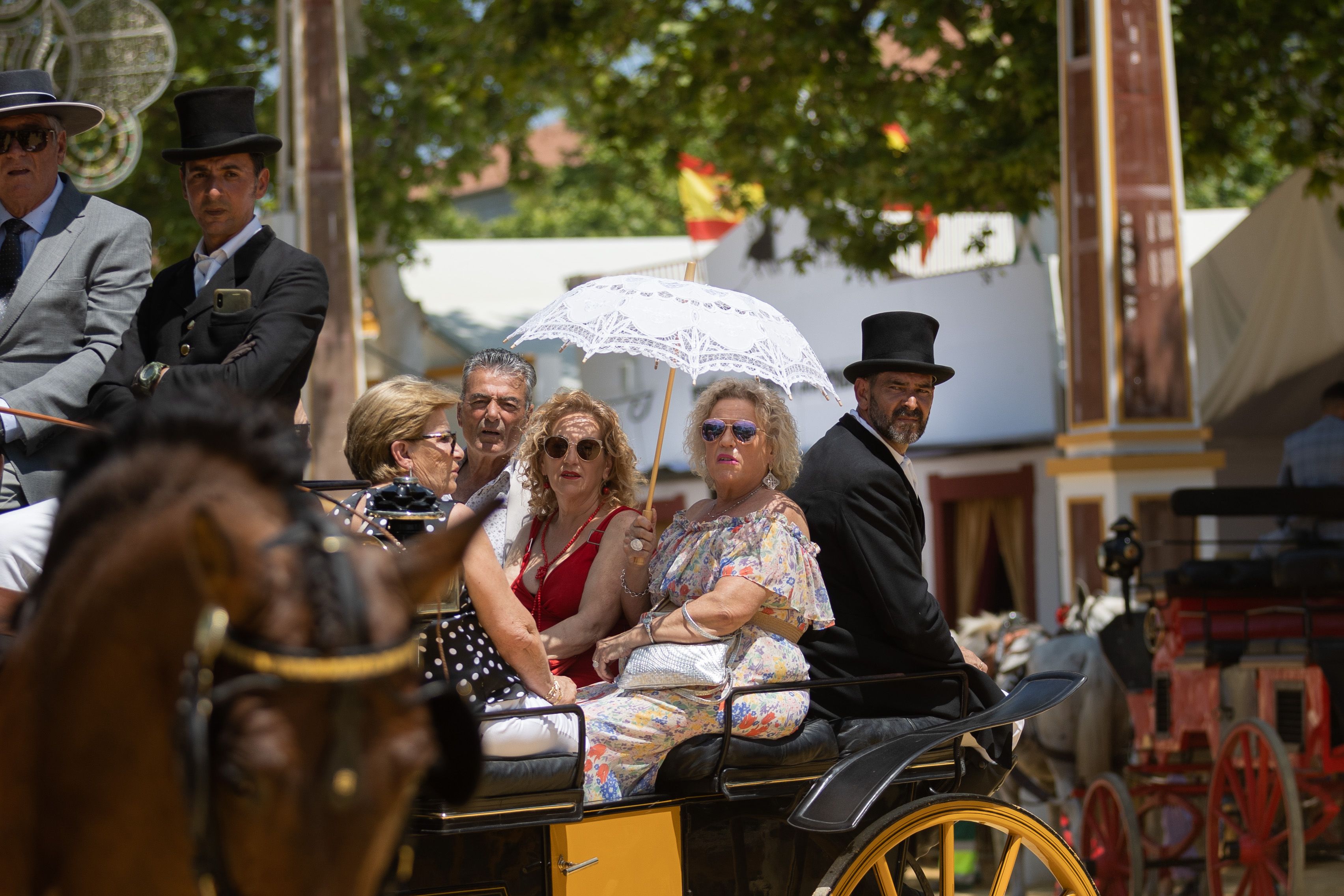 La Crónica de Feria del Caballo | Sin reserva no hay paraíso. Los primeros enganches y caballistas en el paseo de la Feria del Caballo 2022 coincidieron con un sol de justicia en el albero.
