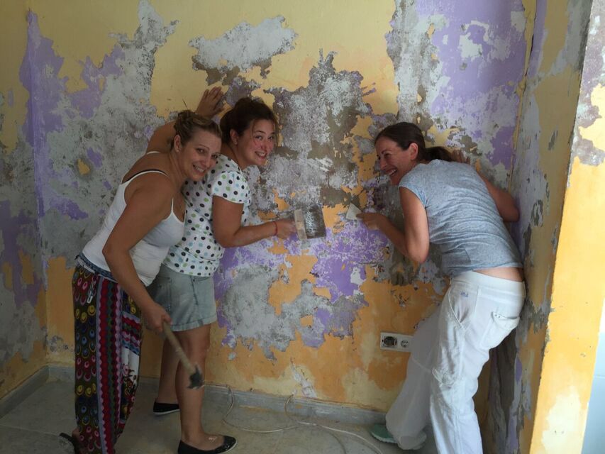 Voluntarias de Todos con Casa, una de las asociaciones agraciadas con el Tejiendo Ideas, reformando una vivienda antes de ser ofrecida a una familia en riesgo de exclusión social en una foto de archivo.